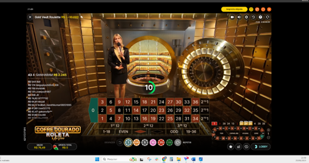 Apresentadora no est&uacute;dio do Gold Vault Roulette com o cofre central aberto ao fundo e a roleta pronta para nova rodada. Interface com mesa de apostas, estat&iacute;sticas e cron&ocirc;metro avisando o tempo que ainda falta para a pr&oacute;xima rodada. 